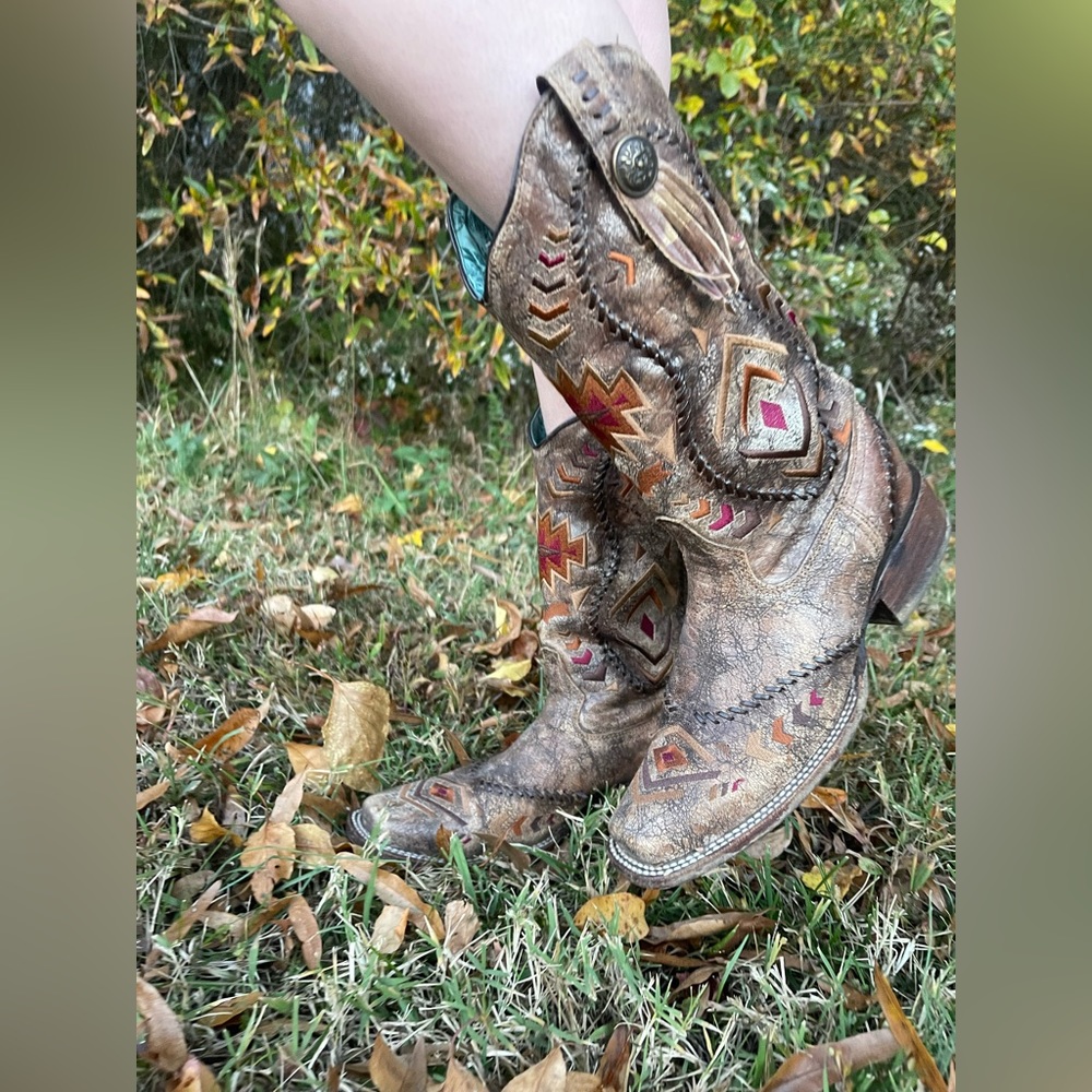Size 9 Corral cowboy/cowgirl boots! Used but in great condition.